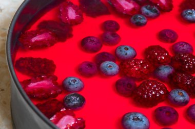 Yabani çilek ile kırmızı cheesecake