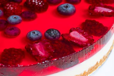 Yabani çilek ile kırmızı cheesecake