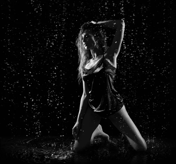 Mujer Joven Con Gotas Agua Monocromo —  Fotos de Stock