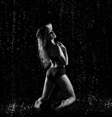 Su damlaları (tek renkli olan kadın)