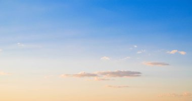 Yaz aylarında günbatımı gökyüzü