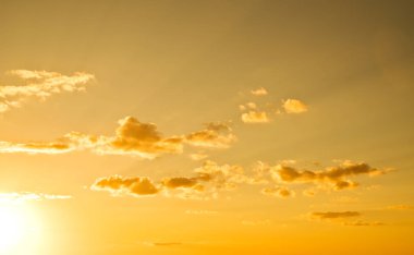 Yaz aylarında günbatımı gökyüzü