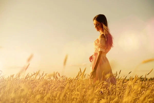 Νεαρή Γυναίκα Στο Χωράφι Σιτάρι Ηλιοβασίλεμα — Φωτογραφία Αρχείου