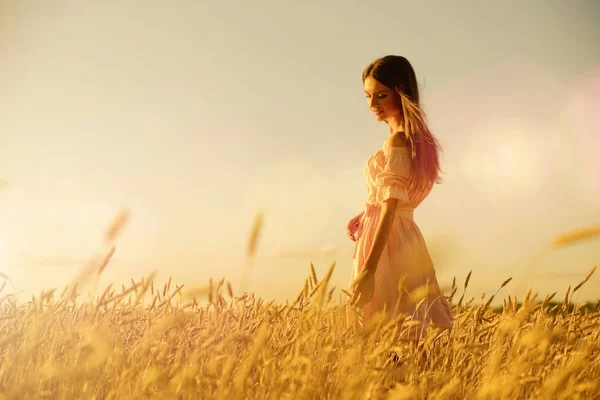 Mujer Joven Campo Trigo Atardecer — Foto de Stock