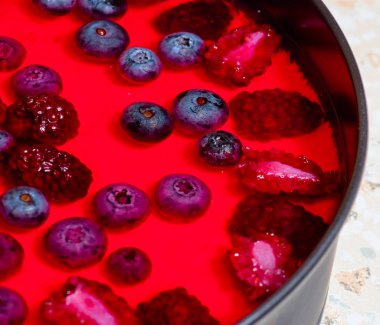 Yabani çilek ile kırmızı cheesecake