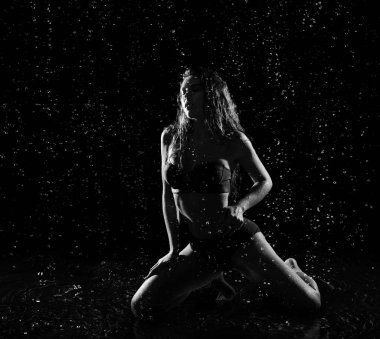 Su damlaları (tek renkli ver olan kadın)