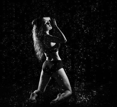 Su damlaları (tek renkli ver olan kadın)