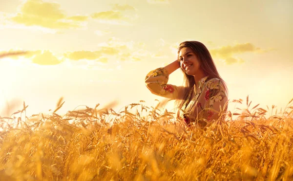 Gün Batımında Buğday Tarlasında Genç Bir Kadın — Stok fotoğraf