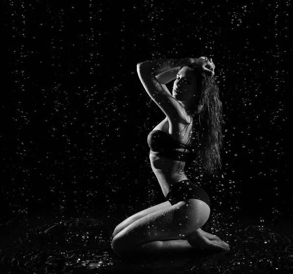 Mujer Joven Con Gotas Agua Ver Monocromo — Foto de Stock