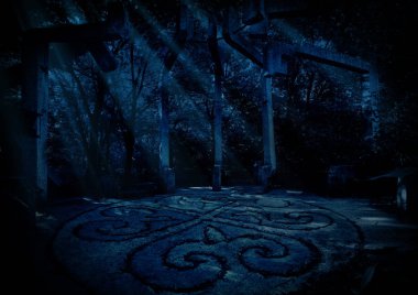 Gece ormandaki yaşlı Harabeleri