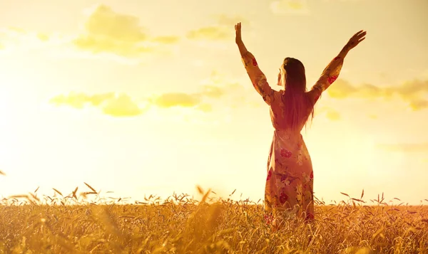 Young Woman Wheat Field Sunset — Stock Photo, Image