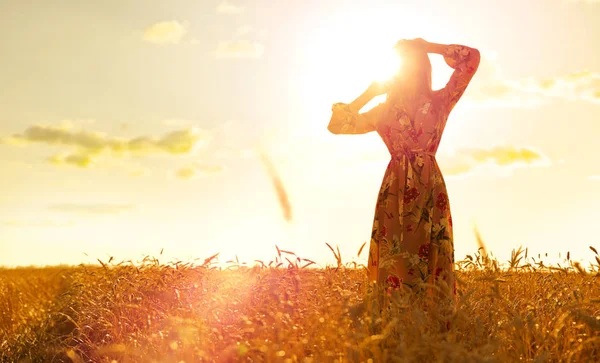 Mujer Joven Campo Trigo Atardecer —  Fotos de Stock