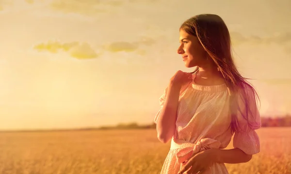 Молодая Женщина Пшеничном Поле Закате — стоковое фото