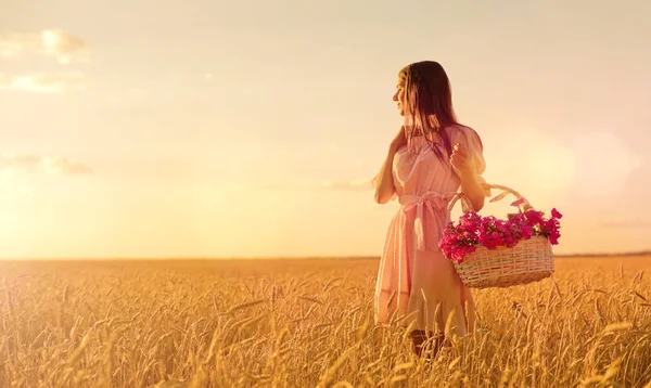 Mujer Joven Campo Trigo Atardecer — Foto de Stock