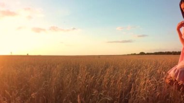 Buğday alanında (hiçbir işaret fişeği ver genç kız)