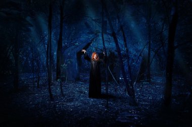 Gece ormandaki harabeye cadı