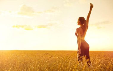 gün batımında buğday alanında genç kız