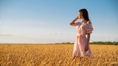 gün batımında buğday alanında genç kız