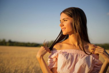 gün batımında buğday alanında genç kız