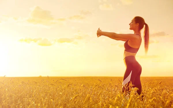 Chica Joven Campo Trigo Atardecer — Foto de Stock