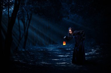 Gece ormanda korkunç cadı