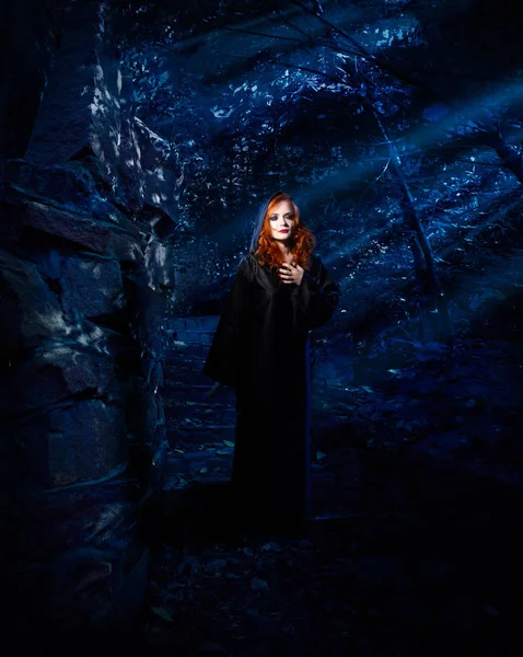 年轻女巫在夜森林 — 图库照片