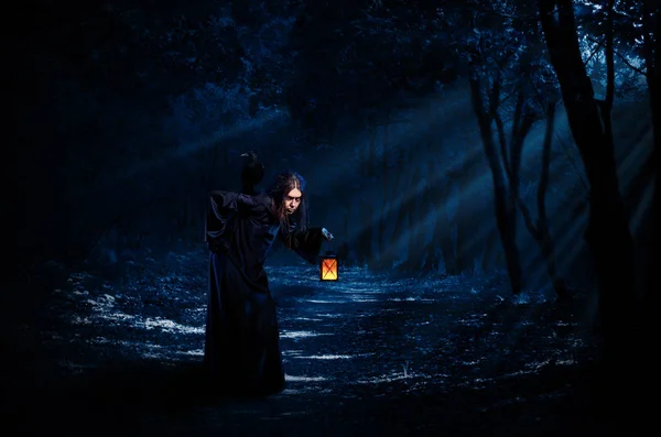 Страшная Ведьма Ночном Лесу — стоковое фото