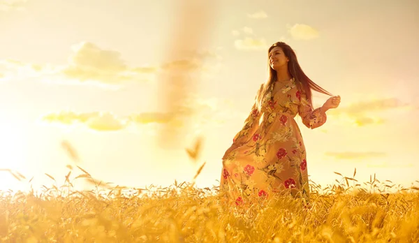 Молода Дівчина Пшеничному Полі Заході Сонця — стокове фото