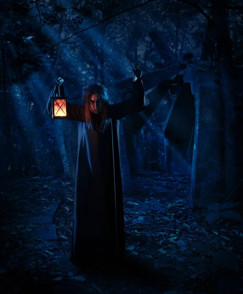 夜の森バージョンで怖い魔女 — ストック写真