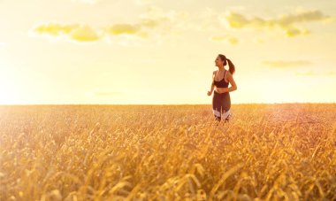 Buğday alanında genç sportif kız