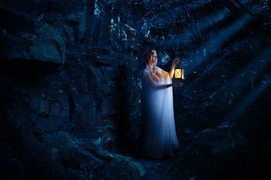 Genç elf kızı gece ormanda