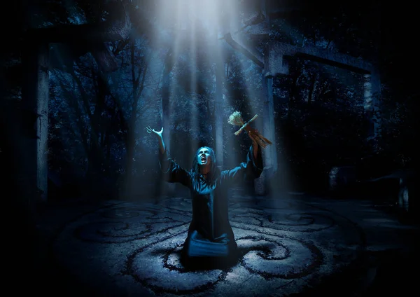 恐怖女巫在夜森林版本与光芒 — 图库照片