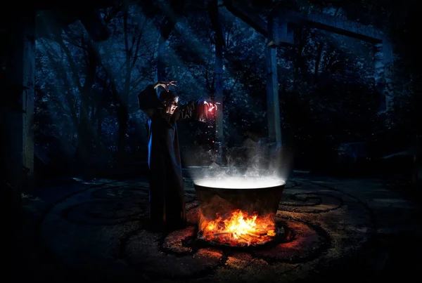 夜の森バージョン 完全に怖い魔女 — ストック写真