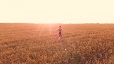 Buğday alanında genç sportif kız runner