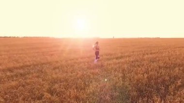 Genç kız runner buğday alanında