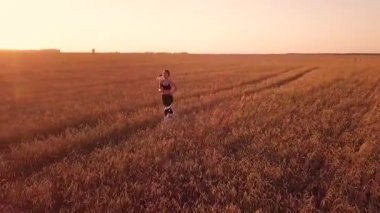 Buğday alanında genç sportif kız runner