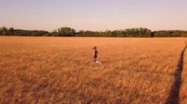 Buğday alanında genç sportif kız runner