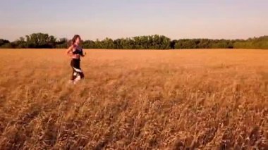 Buğday alanında genç sportif kız runner