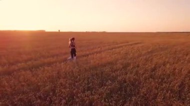Buğday alanında genç sportif kız runner