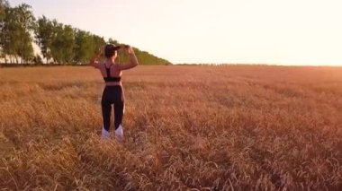 Buğday alanında genç sportif kız runner