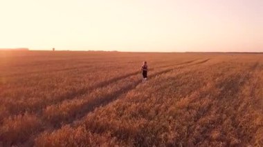 Buğday alanında genç sportif kız runner