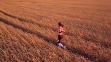 Buğday alanında genç sportif kız runner