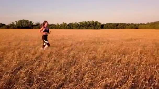 Jovem Atlético Menina Corredor Campo Trigo — Vídeo de Stock