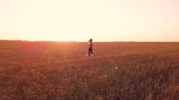 Молода Спортивна Дівчина Біжить Пшеничному Полі — стокове відео