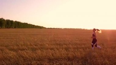 Buğday alanında genç sportif kız runner