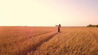 Genç kız runner buğday alanında