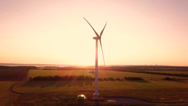 夕暮れ時の風力発電機 — ストック動画