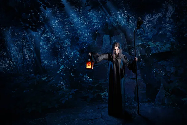 夜の森バージョンで怖い魔女 — ストック写真