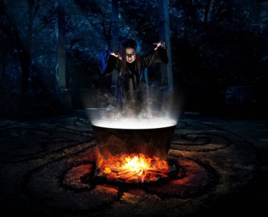 Korkunç cadı gece orman versiyonu