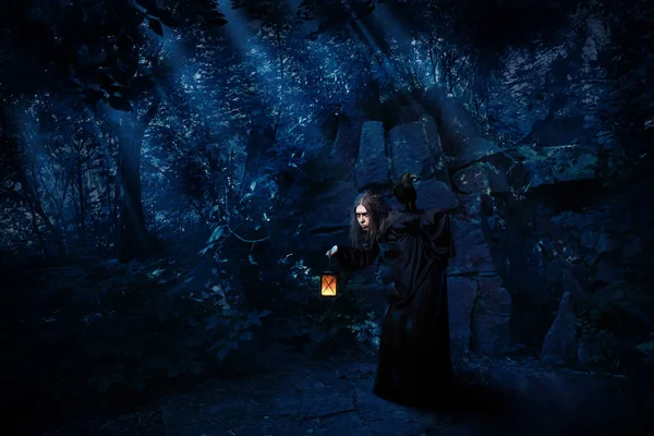 漆黒バージョンと夜の森で怖い魔女 — ストック写真